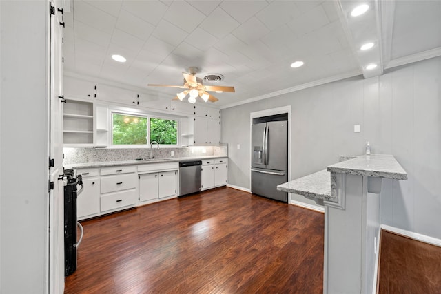 1403 E Texas Ave, Mart, TX 76664 - kitchen with appliances with stainless steel finishes, a sink, ceiling fan, white cabinetry, and a peninsula