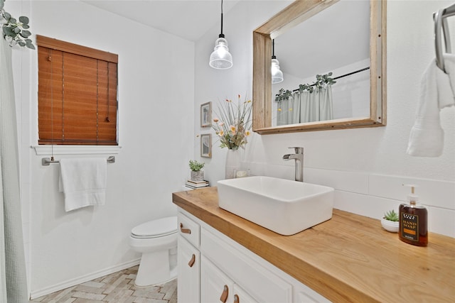 413 Timberlake Dr, Azle, TX 76020 - full bath featuring vanity, toilet, curtained shower, and baseboards