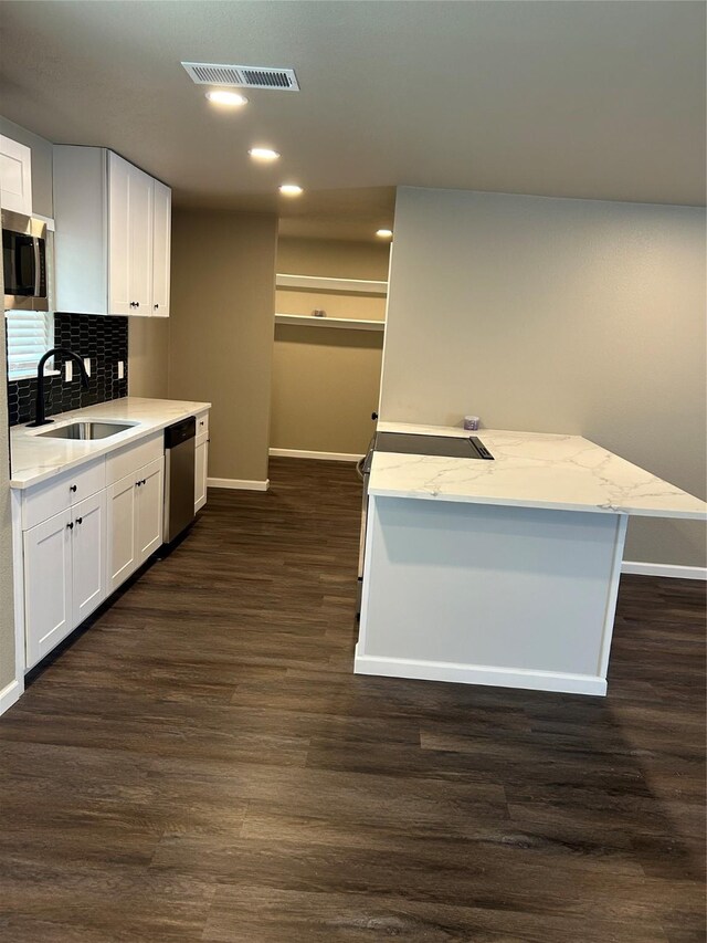 3837 Burning Tree Ln, Garland, TX 75042 - kitchen featuring a sink, baseboards, appliances with stainless steel finishes, recessed lighting, and dark wood finished floors