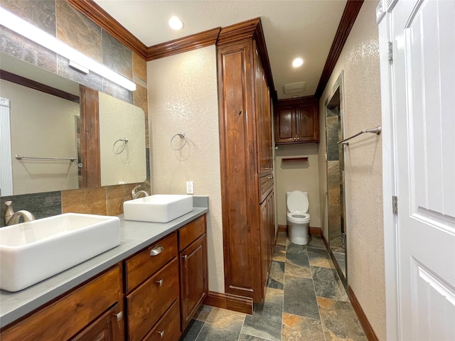 1635 W Pentagon Pkwy, Dallas, TX 75224 - bathroom featuring a textured wall, stone finish flooring, toilet, double vanity, and crown molding