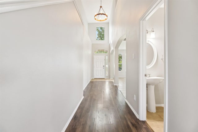 6321 Stone Lake Dr, Fort Worth, TX 76179 - foyer entrance with dark wood-style flooring, baseboards, a chandelier, arched walkways, and a towering ceiling