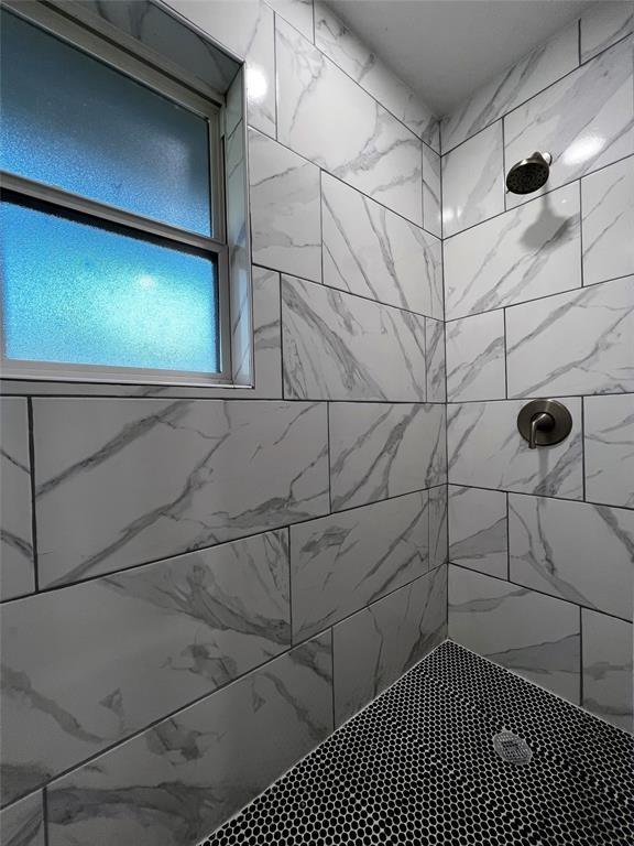 1432 Hurstview Dr, Hurst, TX 76053 - bathroom featuring tiled shower
