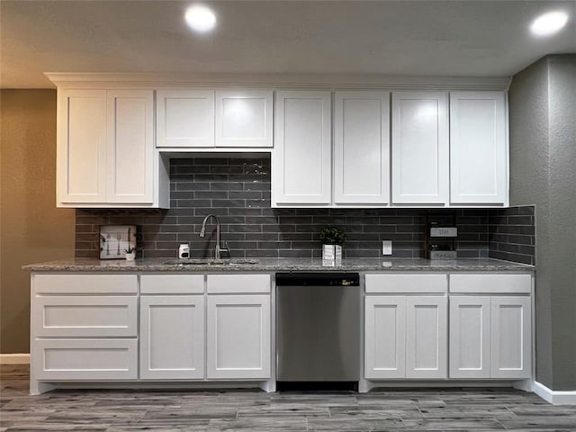 1432 Hurstview Dr, Hurst, TX 76053 - kitchen featuring dishwasher, a sink, tasteful backsplash, light wood-style flooring, and baseboards