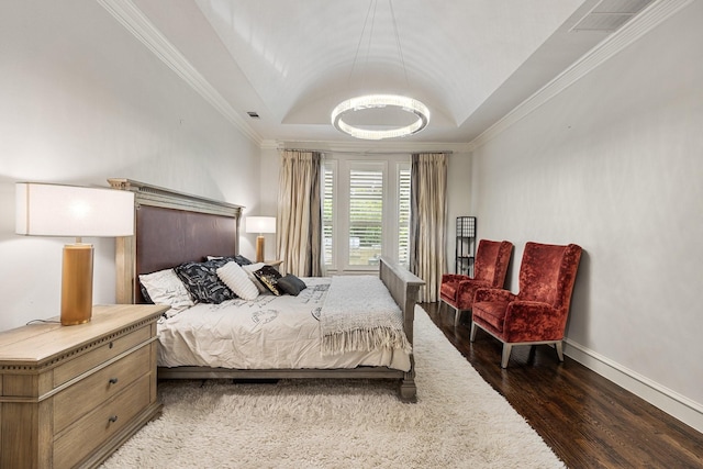 6208 Jacqueline Dr, Plano, TX 75024 - bedroom with wood finished floors, lofted ceiling, ornamental molding, and baseboards