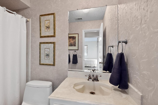 2521 La Vida Pl, Plano, TX 75023 - bathroom with vanity, wallpapered walls, a textured ceiling, toilet, and curtained shower