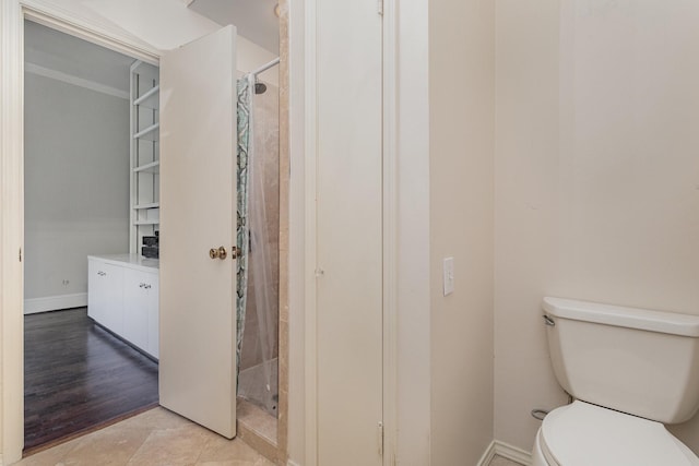 10416 High Hollows Dr Unit 232, Dallas, TX 75230 - full bath featuring a tile shower, toilet, baseboards, and ornamental molding
