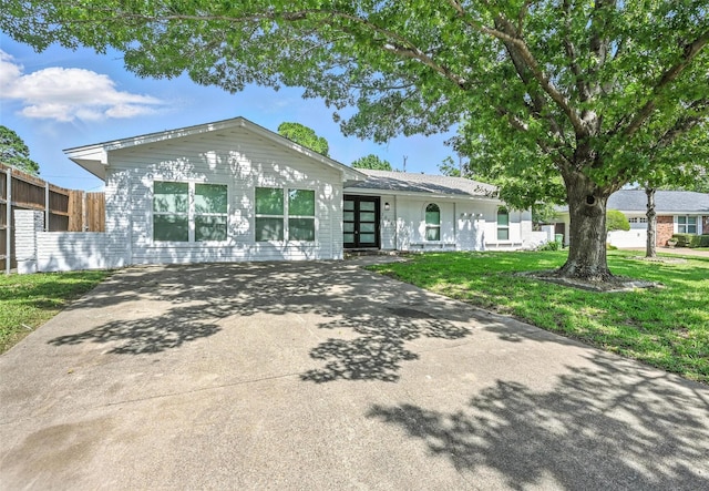 2005 Stacey Ct, Arlington, TX 76013 - view of front of property featuring driveway and a front yard