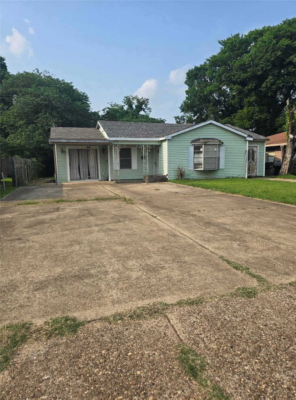 1405 Fullilove Dr, Bossier City, LA 71112 - single story home with concrete driveway