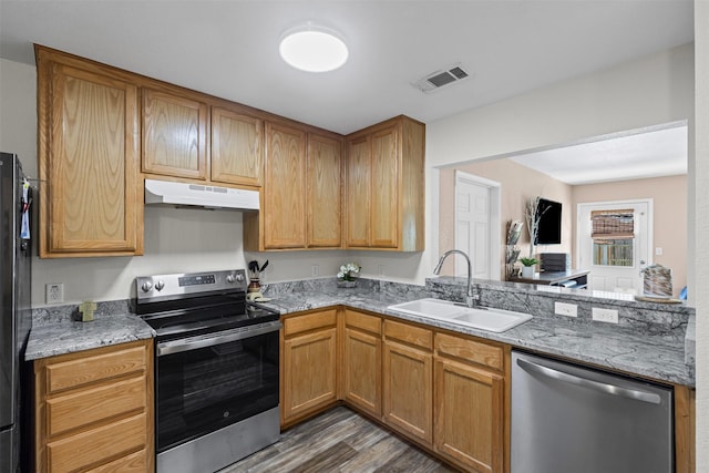 3328 Royal Crest Dr, Fort Worth, TX 76140 - kitchen featuring stainless steel appliances, under cabinet range hood, a sink, dark wood finished floors, and a peninsula