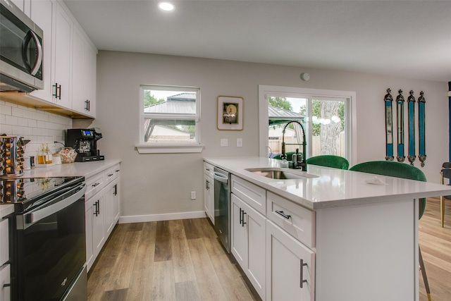 2110 Montana Trl, Grand Prairie, TX 76001 - kitchen featuring a sink, appliances with stainless steel finishes, a peninsula, a kitchen breakfast bar, and plenty of natural light