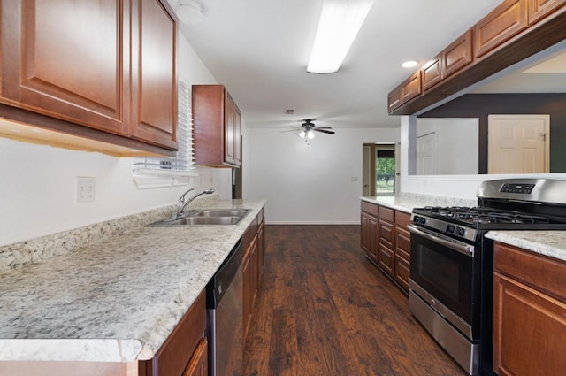 6650 Pine Mill Rd, Reno, TX 75462 - kitchen with stainless steel appliances, a sink, a ceiling fan, dark wood finished floors, and baseboards