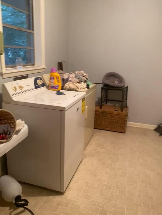 108 Mockingbird St, Mount Pleasant, TX 75455 - laundry room featuring independent washer and dryer
