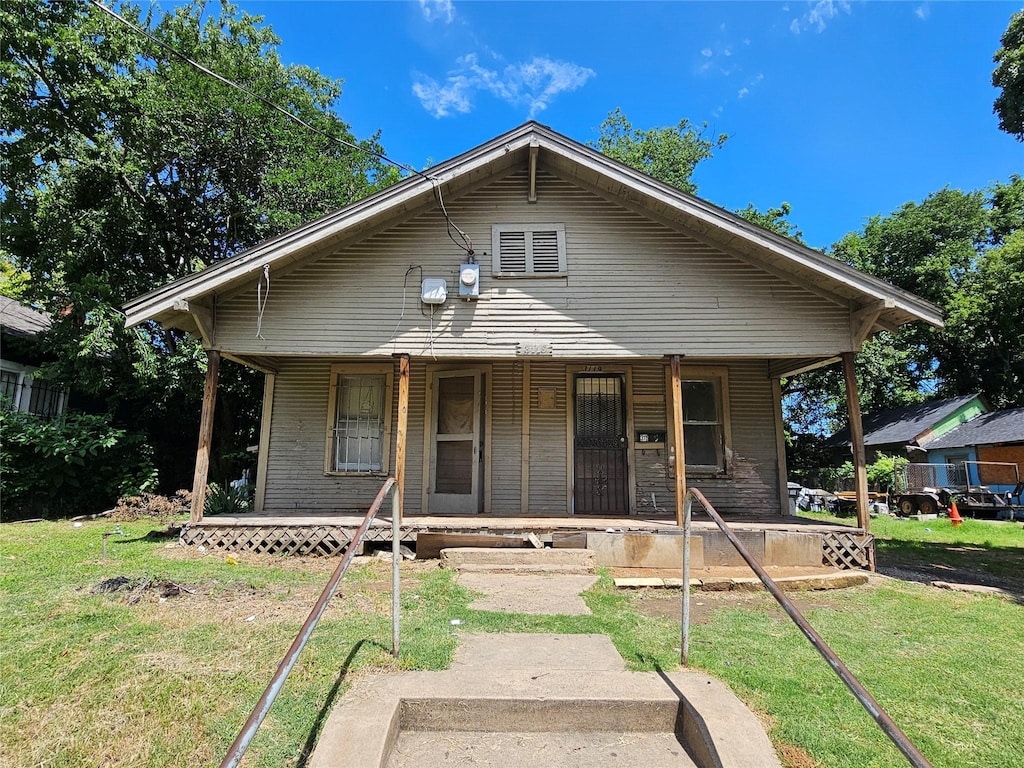 3119 Tuskegee St, Dallas, TX 75215 - bungalow with covered porch and a front lawn