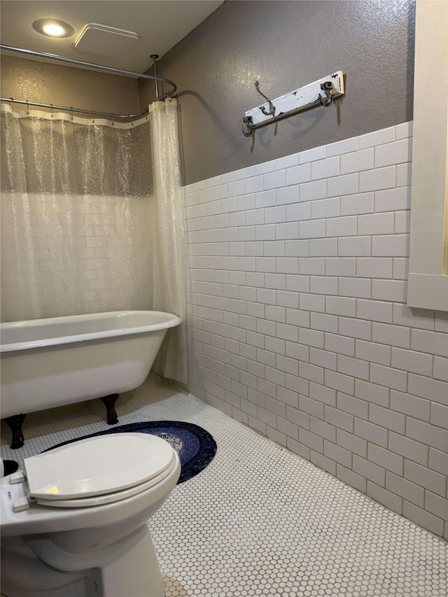 211 NW Alpine Dr, Plainview, TX 79072 - full bath featuring a textured wall, toilet, and tile patterned flooring