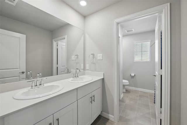 5637 Castle Peak Bnd, Fort Worth, TX 76126 - full bath featuring double vanity, toilet, and baseboards