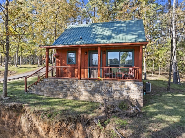 1057 Silver Lake Cir, Mount Pleasant, TX 75455 - chalet / cabin featuring metal roof, a front lawn, and board and batten siding