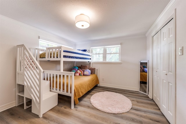 2617 Beechmont Dr, Dallas, TX 75228 - bedroom with wood finished floors, ornamental molding, baseboards, and a closet