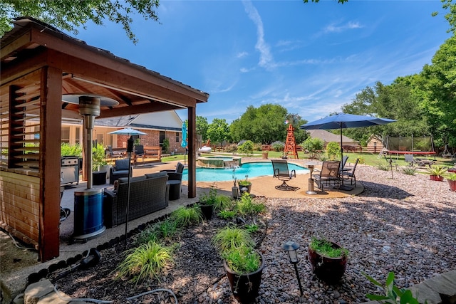 4710 Ashley Cir, Midlothian, TX 76065 - view of pool featuring a patio, a pool with connected hot tub, and a trampoline