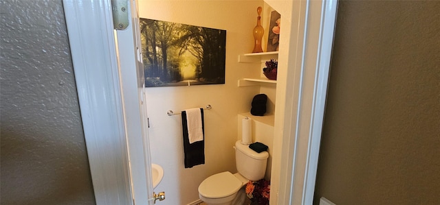 5632 Centeridge Dr, Dallas, TX 75249 - bathroom with toilet