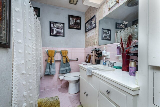 2530 Robin Ln, Garland, TX 75041 - full bathroom with tile patterned floors, tile walls, vanity, wainscoting, and a shower with curtain