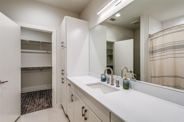 1328 Madeline Pl Unit B, Fort Worth, TX 76107 - full bath with a spacious closet and vanity