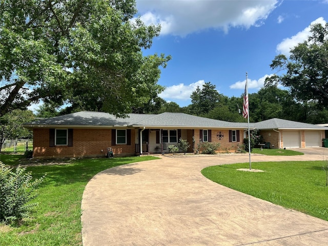 720 Robindale, Fairfield, TX 75840 - ranch-style home featuring curved driveway, brick siding, and a front lawn