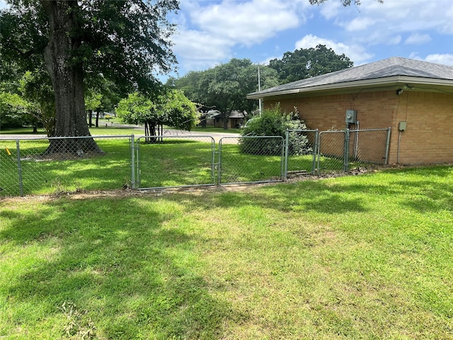 720 Robindale, Fairfield, TX 75840 - view of yard featuring a gate