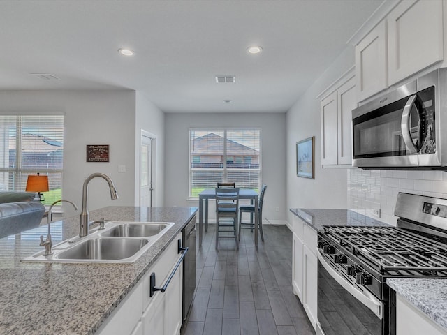 133 Hollytree Ln, Boyd, TX 76023 - kitchen featuring appliances with stainless steel finishes, a sink, healthy amount of natural light, recessed lighting, and tasteful backsplash
