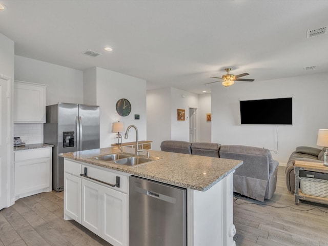 133 Hollytree Ln, Boyd, TX 76023 - kitchen featuring a sink, appliances with stainless steel finishes, light wood-type flooring, open floor plan, and a ceiling fan
