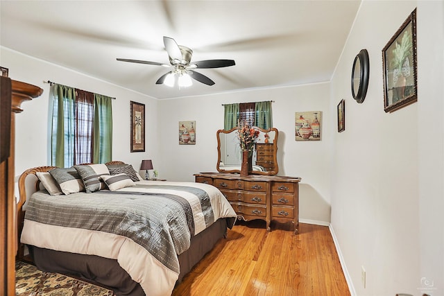 2825 Warren Ave, Dallas, TX 75215 - bedroom with light wood-type flooring, baseboards, and ceiling fan