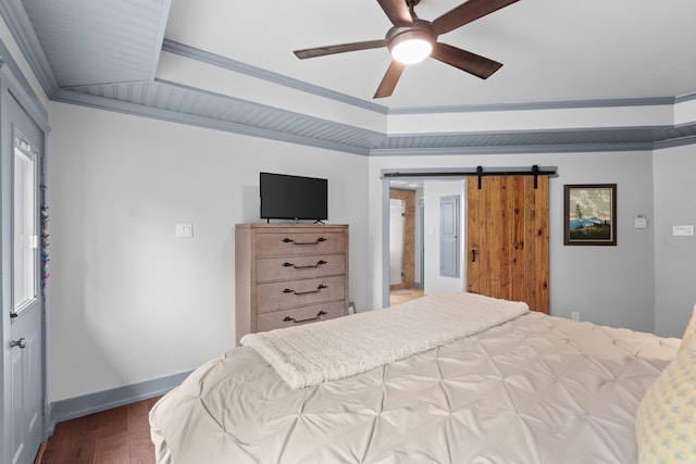828 Crooked Creek Rd, Edgewood, TX 75117 - bedroom featuring a barn door, wood finished floors, crown molding, baseboards, and a ceiling fan