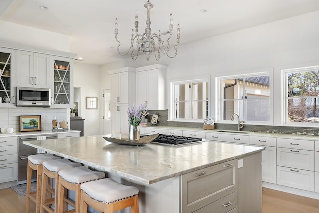 13390 Waterside Dr, Malakoff, TX 75148 - kitchen with a center island, tasteful backsplash, a sink, a chandelier, and recessed lighting