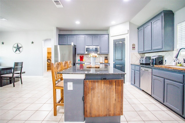 131 Live Oak Ln, Decatur, TX 76234 - kitchen with stainless steel appliances, decorative backsplash, a kitchen island, a sink, and recessed lighting