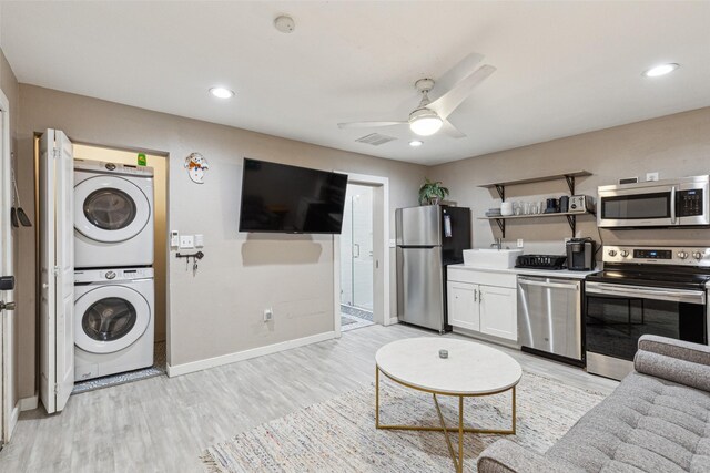 318 S Montreal Ave, Dallas, TX 75208 - living room with stacked washer / dryer, baseboards, light wood finished floors, ceiling fan, and recessed lighting