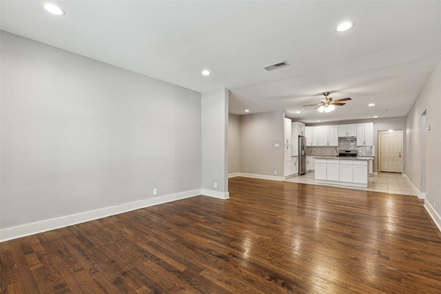 318 S Montreal Ave, Dallas, TX 75208 - unfurnished living room featuring light wood-style flooring, baseboards, ceiling fan, and recessed lighting