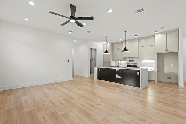 1218 Gannon Ln, Desoto, TX 75115 - kitchen featuring a sink, a ceiling fan, a kitchen island with sink, recessed lighting, and light countertops