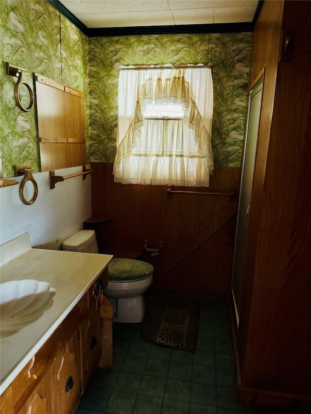 2505 Ormond Pl, Bossier City, LA 71111 - bathroom featuring wallpapered walls, toilet, vanity, tile patterned floors, and crown molding