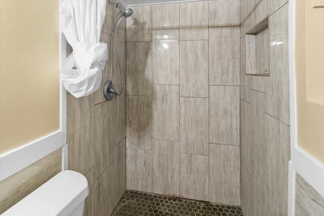 207 Mcmurry Ave, Duncanville, TX 75116 - bathroom featuring a tile shower and toilet
