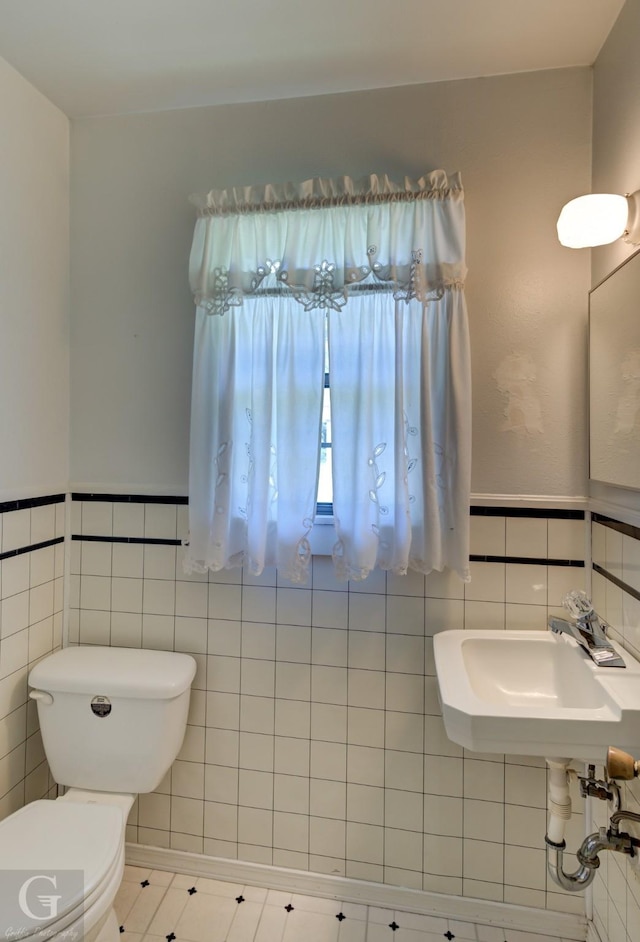 5123 Albany Rd, Shreveport, LA 71107 - half bathroom with toilet, tile walls, and a sink