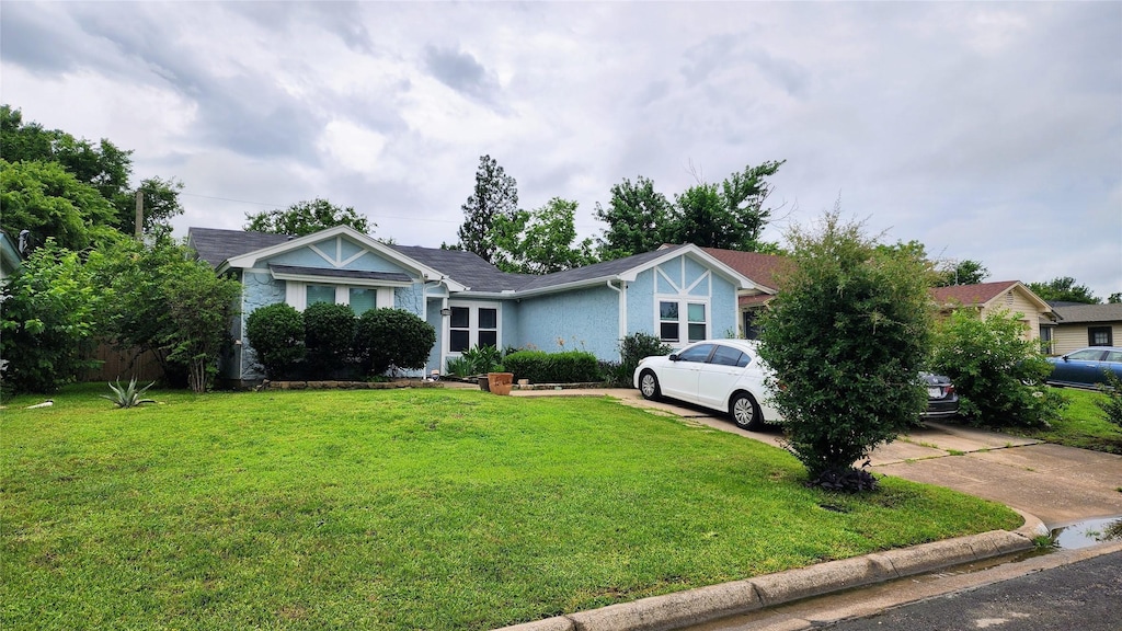 1718 Gentle Wind Dr, Arlington, TX 76018 - view of front of property with a front yard, stucco siding, and concrete driveway