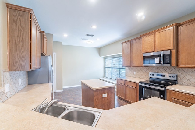 7001 Bickers Dr, Rowlett, TX 75089 - kitchen featuring stainless steel appliances, a sink, a center island, decorative backsplash, and baseboards