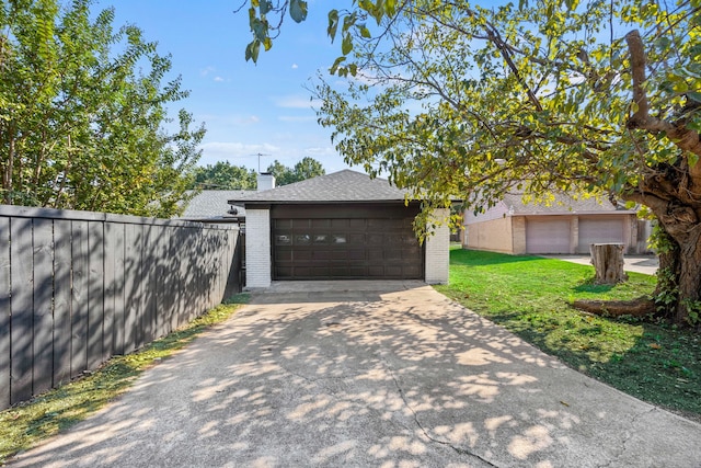 3841 Shady Hollow Ln, Dallas, TX 75233 - garage with driveway
