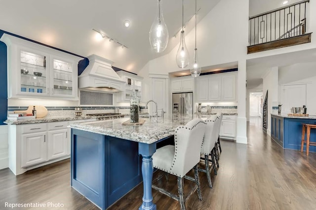 1706 Cedar Bluff Pkwy, Mansfield, TX 76063 - kitchen featuring stainless steel appliances, custom range hood, backsplash, dark wood-style floors, and vaulted ceiling