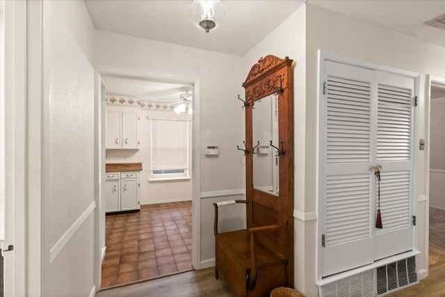 1506 Ridgeview Dr, Arlington, TX 76012 - corridor featuring baseboards