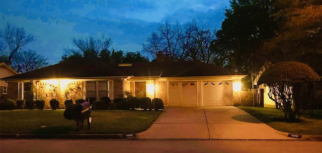 1506 Ridgeview Dr, Arlington, TX 76012 - ranch-style house featuring driveway, an attached garage, and a front lawn