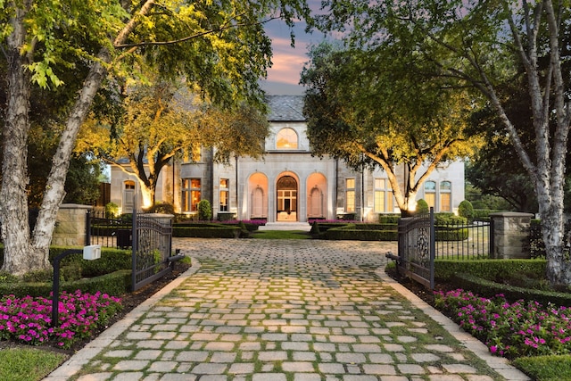 5112 Palomar Ln, Dallas, TX 75229 - surrounding community featuring a gate