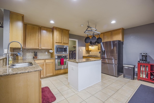 3428 Baby Doe Ct, Fort Worth, TX 76137 - kitchen featuring stainless steel appliances, separate washer and dryer, a sink, tasteful backsplash, and recessed lighting