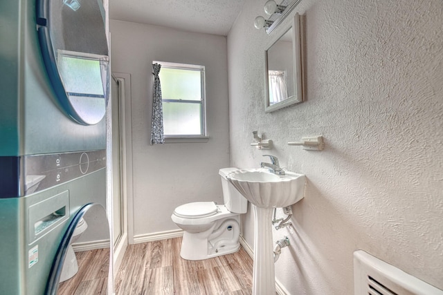 517 Pleasant Oaks Dr, Dallas, TX 75217 - full bath featuring toilet, wood finished floors, a textured ceiling, baseboards, and a shower