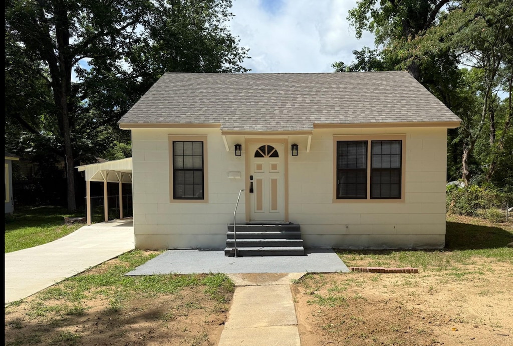 105 Washington, Minden, LA 71055 - bungalow-style home with roof with shingles, entry steps, and a front lawn