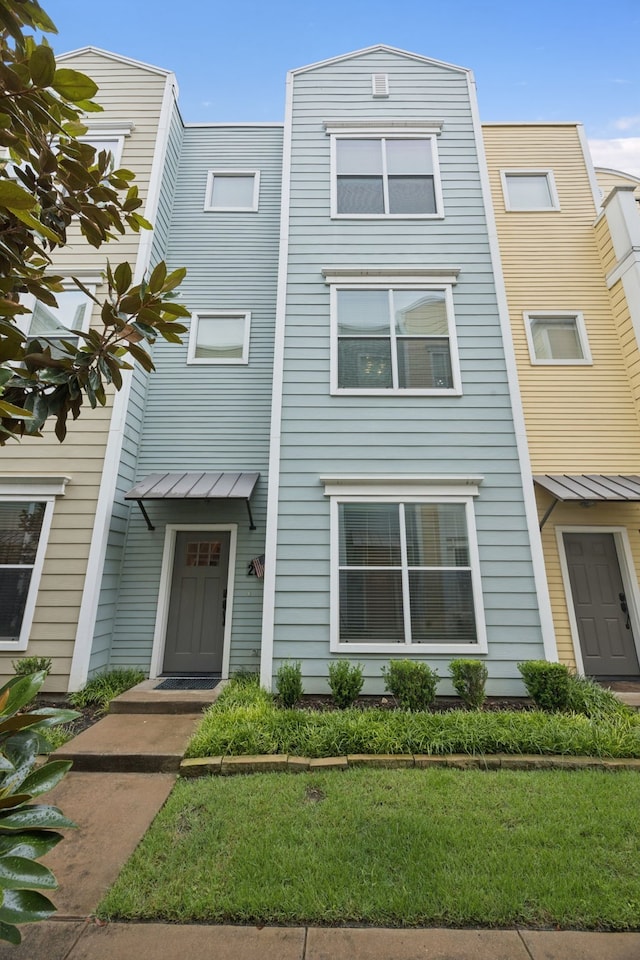 4121 Mckinney Ave Unit 21, Dallas, TX 75204 - view of property featuring a front lawn